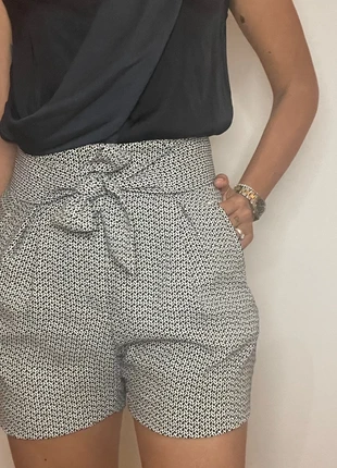 Short vita alta con fiocco in vita , marque: H&M, état: Très bon état, taille: M / 38 / 10, 7,00 €, 8,05 € Protection acheteurs incluse