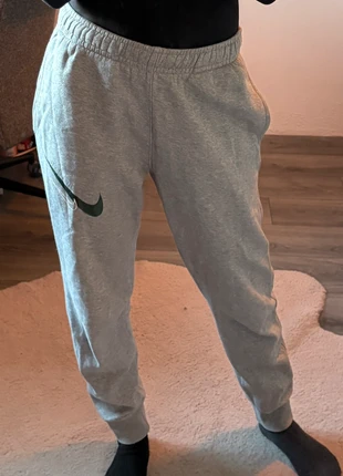 Grijze joggingroek van nike, merk: Nike, staat: Heel goed, maat: S / 36 / 8, € 10,00, € 11,20 inclusief Kopersbescherming
