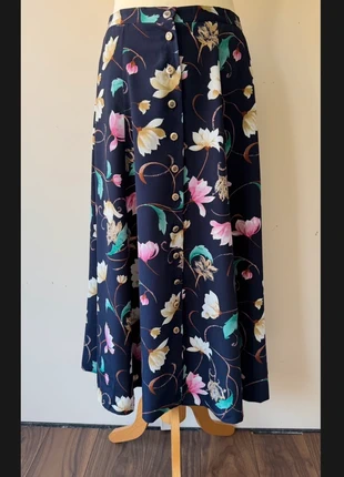 Vintage Flower A-Line Midi Skirt 36 or 38 Navy colorful Floral Print Buttondown Romantic & Elegant, merk: Vintage Dressing, staat: Heel goed, maat: S / 36 / 8, € 29,00, € 31,15 inclusief Kopersbescherming Pro