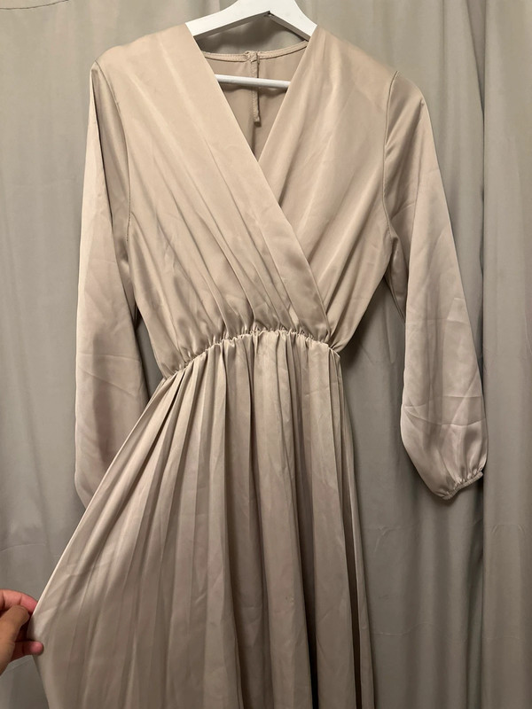 Robe plissée satin beige 2