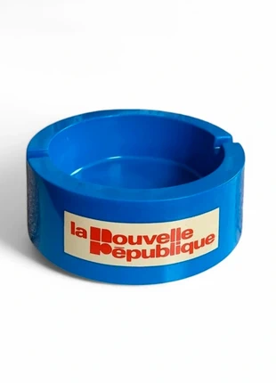 Cendrier circulaire bleu en plastique LaNouvelleRépublique, brand: la nouvelle république, condition: Very good, €5.00, €5.95 includes Buyer Protection