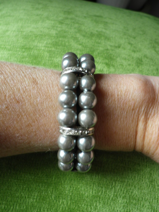 Tres joli bracelet en perles grises et barrette en stass 3