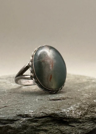 Bloodstone cabochon silver ring size N.5 3.17g split shoulder marked silver and sil, condition: Very good, size: 17.3 mm / N½, £35.00, £37.45 includes Buyer Protection Pro