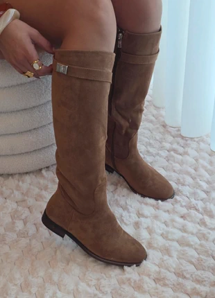 Bottes camel en suédine - très tendance et confortables - dispo en taille 39/40/41, marca: Boutique privée, estado: Novo com etiquetas, tamanho: 41, €45.00, €47.95 inclui Proteção do Comprador