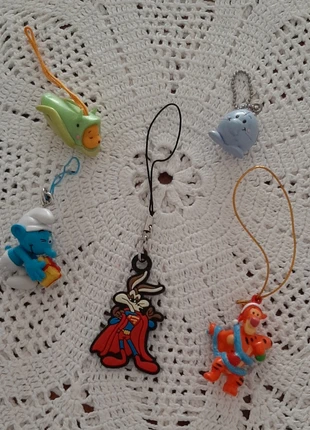Set 5 charm: 3 Disney: Winnie the Pooh, Tigro Natale, Eeyore), 1 puffo, 1 Willy Coyote, brand: Disney, condizioni: Ottime, €5.00, €5.95 include la Protezione acquisti