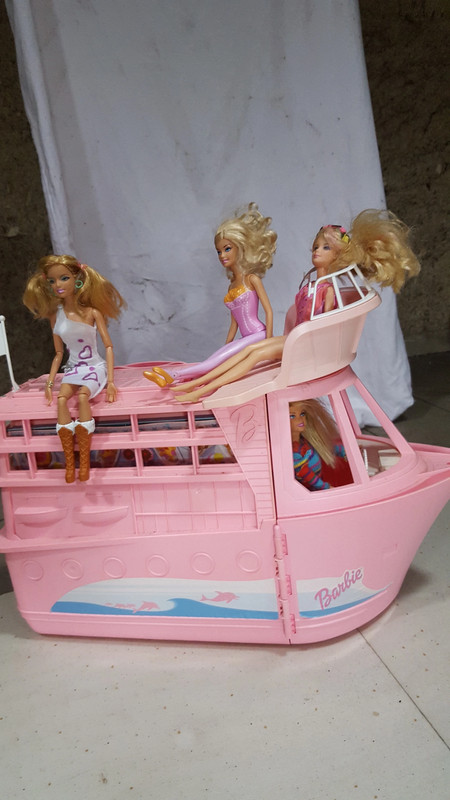 Bateau Barbie + 4 barbies