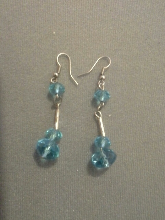 Paire de boucles d'oreilles fantaisies avec des pierres bleues transparentes 1