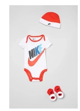Nike 3 piece set baby, marque: Nike, état: Neuf avec étiquette, taille: 1-3 mois / 56 cm, 10,00 €, 11,20 € Protection acheteurs incluse