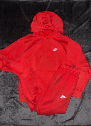 Tuta Nike rossa completa – Felpa con cappuccio + Joggers – Originale, comoda e in ottime condizioni, marca: Nike, estado: Muito bom, tamanho: S, €49.99, €53.19 inclui Proteção do Comprador