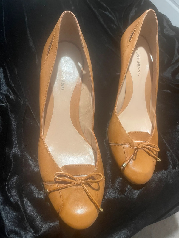 Arturo Chiang Size 7.5M Tan Pumps. Round toe. Cut outs 1