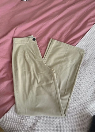 Pantalon droit bien habillé taille 34 excellent état beige, marque: Bershka, état: Très bon état, taille: XS / 34 / 6, 9,00 €, 10,15 € Protection acheteurs incluse