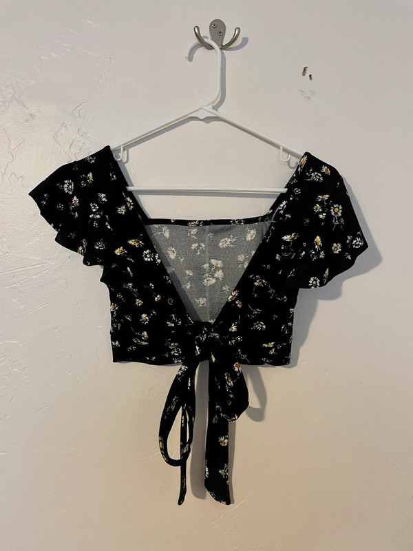 Black Floral Tie Crop Top Size M NWT 2