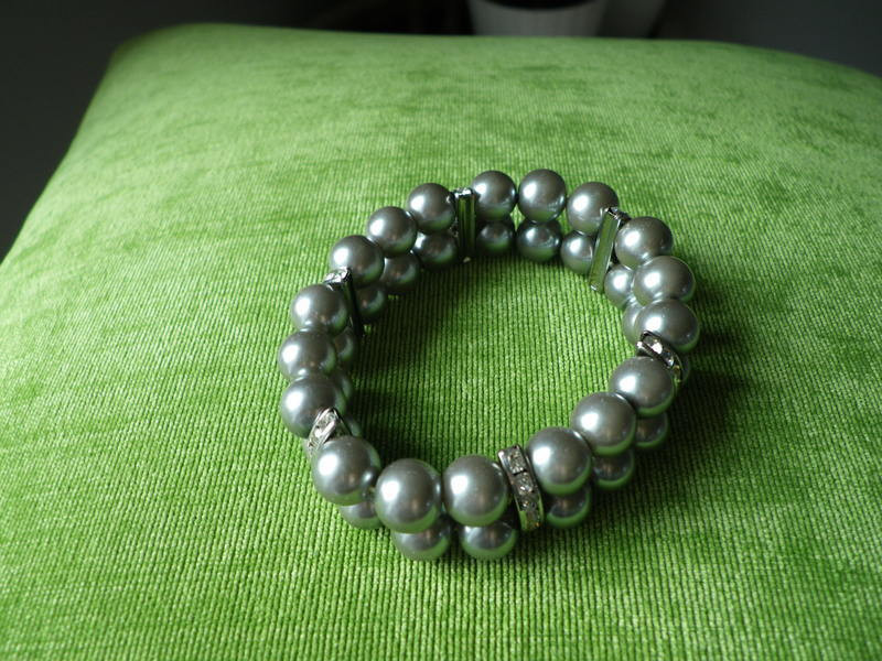 Tres joli bracelet en perles grises et barrette en stass 2