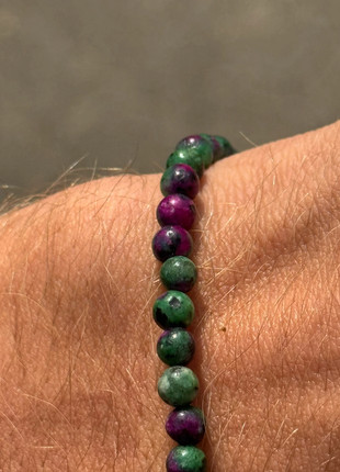 Perlenarmband im Rubin-Zoisit style - größenverstellbar, marque: Boho Style, état: Très bon état, 7,50 €, 8,58 € Protection acheteurs incluse