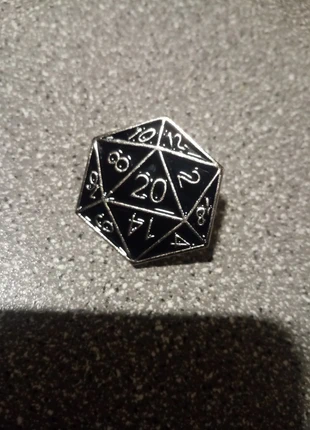 Pins Donjons et Dragons Dé de 20 Noir Noroxyde, marque: Wizards of the Coast, état: Neuf sans étiquette, 4,00 €, 4,90 € Protection acheteurs incluse