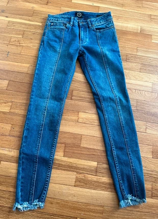 Jeans RVCA slim 👖 36, marque: RVCA, état: Très bon état, taille: S / 36 / 8, 10,00 €, 11,20 € Protection acheteurs incluse