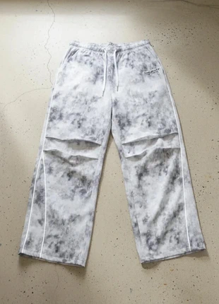 Pantalon cargo droit - imprimé numérique, coupe ample, style tendance., état: Très bon état, taille: M, 52,90 €, 56,25 € Protection acheteurs incluse