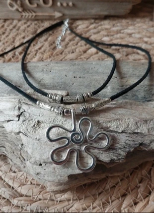 Collier boho-mystique double rang, fleur
Déjantée black, brand: Maison, condizioni: Ottime, €7.00, €8.05 include la Protezione acquisti Pro