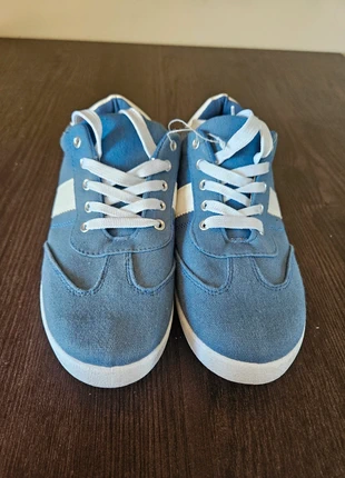 Baskets bleu clair enfant neuves – Pointure 32, marca: Leclerc, estado: Novo com etiquetas, tamanho: 32, €6.00, €7.00 inclui Proteção do Comprador