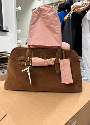 Aventure suede bag, marke: Miu Miu, zustand: Neu, mit Etikett, 1 800,00 €, 1 890,70 € inklusive Vinted-Käuferschutz