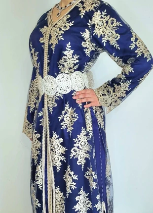 Takchita bleu nuit traditionnel et cousue en Dentelle / Satiné "Amal", staat: Heel goed, maat: Universele maat, € 165,00, € 173,95 inclusief Kopersbescherming Pro