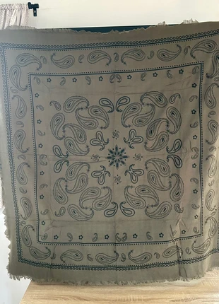 Foulard style Kujten grand carré kaki 100x100 laine et viscose imprimé bandana, marque: Kujten, état: Très bon état, 30,60 €, 32,83 € Protection acheteurs incluse