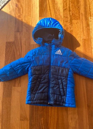 Giubbotto Adidas , marca: adidas, estado: Muito bom, tamanho: 4 anos / 104 cm, €26.00, €28.00 inclui Proteção do Comprador