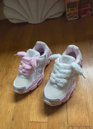 2 paire de lacets fluffy Blanc et rose, marque: Fluffy, état: Neuf sans étiquette, taille: Autre, 6,00 €, 7,00 € Protection acheteurs incluse