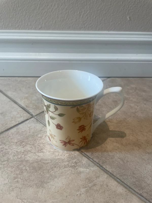 Vintage Queen's Fine Bone China Ceylon Dimbula mug.  2