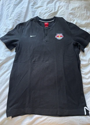 Nike x Red Bull Salzburg Poloshirt XL, marke: Nike, zustand: Sehr gut, größe: XL, 10,00 €, 11,20 € inklusive Vinted-Käuferschutz