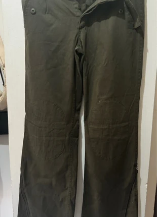 Pantaloni Verde Militare con Applicazioni e Zip sul Fondo - Ottime Condizioni, merk: y2k, staat: Heel goed, maat: S / 36 / 8, € 12,00, € 13,30 inclusief Kopersbescherming