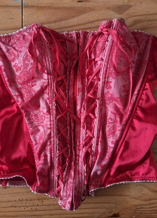 Red satin and brocade corset, merk: unknown, staat: Heel goed, maat: L / 40 / 12, € 8,00, € 9,10 inclusief Kopersbescherming