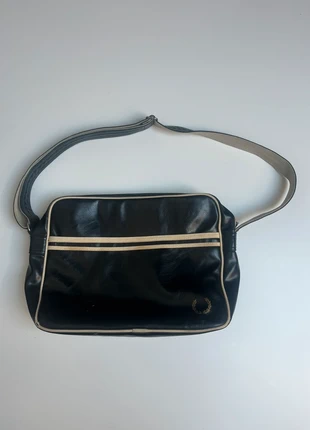 Sac a bandoulière Fred Perry en cuir noir vintage, marque: Fred Perry, état: Bon état, 31,00 €, 33,25 € Protection acheteurs incluse