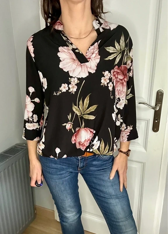 Très jolie blouse de la marque New Collection, au motif floral rose clair sur fond noir