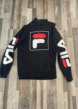 Sweat Fila avec logo sur les manches noir/blanc/rouge, marca: FILA, estado: Muy bueno, tamaño: S, 9,00 €, 10,15 € Protección al comprador incluida