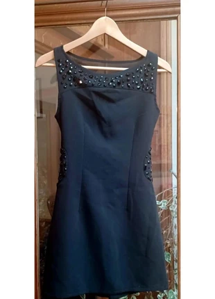 Superbe Robe glamour courte noire , décorée de perles fantaisies et d'un voile dans le dos, marque: Inconnu, état: Très bon état, taille: XS / 34 / 6, 15,00 €, 16,45 € Protection acheteurs incluse