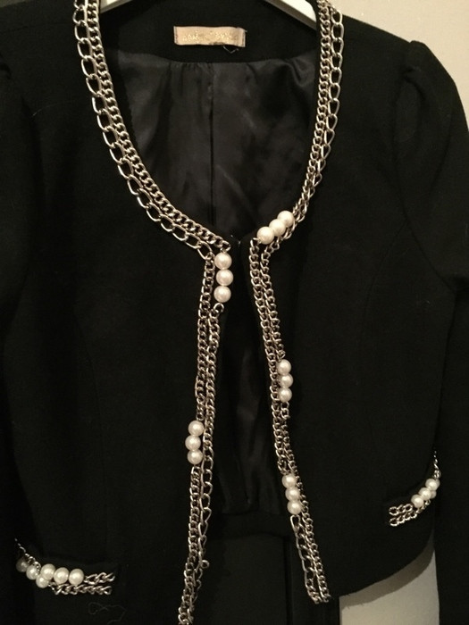 Veste noire cintrée avec bijoux 2