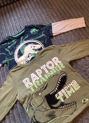 Lot 2 T-shirts manches longues Jurassic World 3/4 ans, marca: Jurassic World, estado: Novo sem etiquetas, tamanho: 4 anos / 104 cm, €3.00, €3.85 inclui Proteção do Comprador