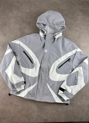 Veste grise imperméable blanche style y2K à motif blanc sur le torse - Taille M, marque: Aesthetic, état: Très bon état, taille: M, 39,00 €, 41,65 € Protection acheteurs (Pro) incluse