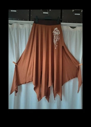 Asymmetrische bruine rok met punten en print, marque: onbekend, état: Très bon état, taille: M / 38 / 10, 5,75 €, 6,74 € Protection acheteurs incluse