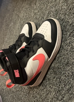 Nike court borough md 2 Hoge sneaker, merk: Nike, staat: Heel goed, maat: 33, € 40,00, € 42,70 inclusief Kopersbescherming