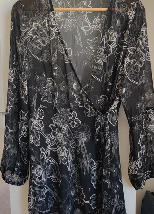 Taillissime blouse noire cache-cœur à fleurs | Floral wrap-over-top | schwarze Wickelbluse, marke: Taillissime, zustand: Sehr gut, größe: XXL / 44 / 16, 15,00 €, 15,95 € inklusive Vinted-Käuferschutz