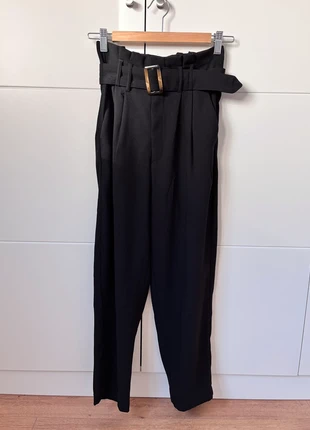 Pantalón fluido, pinzas, negro de Stradivarius, brand: Stradivarius, condizioni: Nuovo senza cartellino, taglia: XS / IT 38 / EU 34, €5.00, €5.95 include la Protezione acquisti