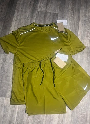 Ensemble t shirt Nike running, marque: Nike, état: Neuf avec étiquette, taille: M, 60,00 €, 63,70 € Protection acheteurs incluse