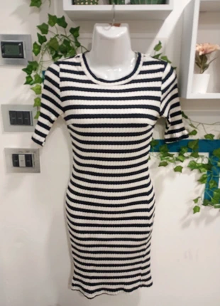 Abito tubino casual vestibilità piccola, merk: Floreiza, staat: Nieuw zonder prijskaartje, maat: M / 38 / 10, € 4,00, € 4,90 inclusief Kopersbescherming