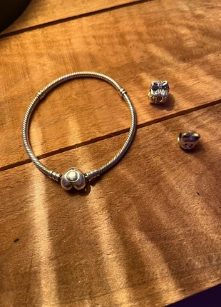 Bracelet argenté Pandora + charms, marque: Pandora, état: Très bon état, 60,00 €, 63,70 € Protection acheteurs incluse