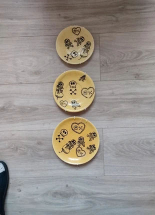 🌝 set assiettes décoratives 💀 skulls, marque: yelow skulls, état: Très bon état, 9,85 €, 11,04 € Protection acheteurs incluse
