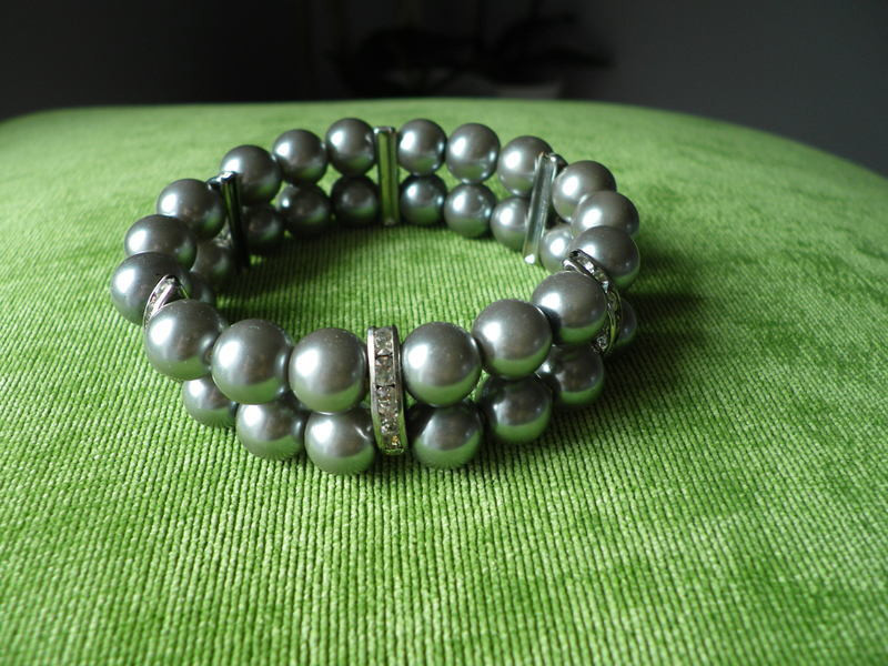 Tres joli bracelet en perles grises et barrette en stass 1