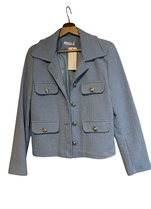 Lichtblauw tweed jasje met zilveren knopen, merk: CHIC, staat: Nieuw met prijskaartje, maat: S / 36 / 8, € 25,00, € 26,95 inclusief Kopersbescherming
