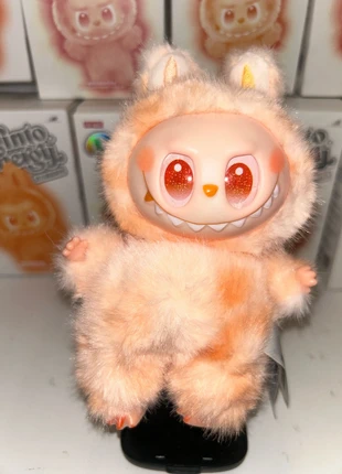 Une peluche labubu énergie v3, marque: POPMART, état: Très bon état, taille: Taille unique, 9,00 €, 10,15 € Protection acheteurs incluse